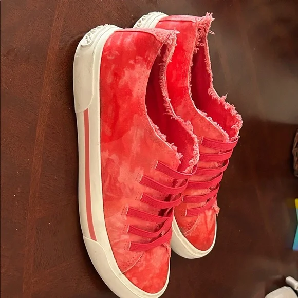 Stylish Red Canvas Sneakers - Picture 5 of 8